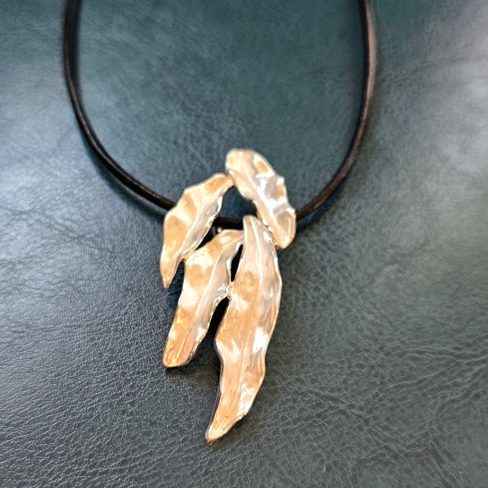 Feather 🪶 Pendant w Leather Cord 16"
